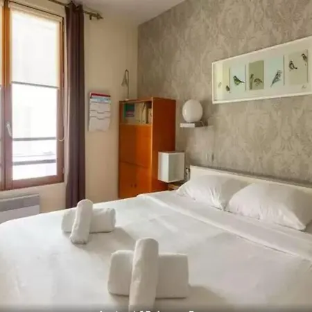 Modern By The Marais Apartment
